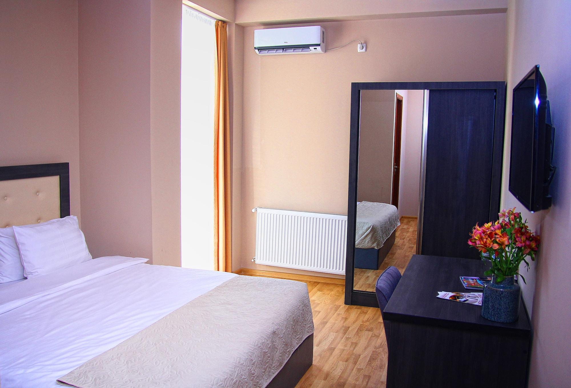 Rogalux Blue Hotell Tbilisi Exteriör bild