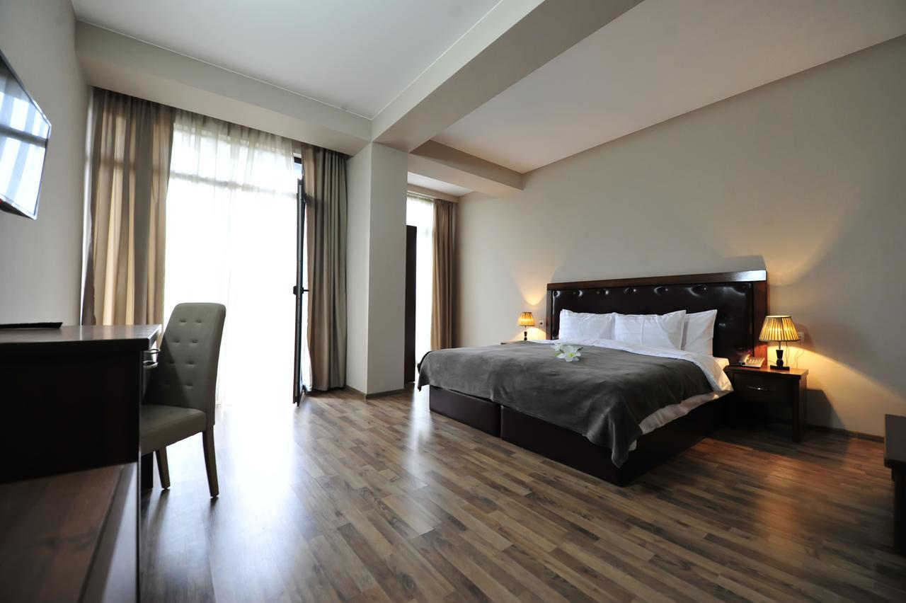 Rogalux Blue Hotell Tbilisi Exteriör bild