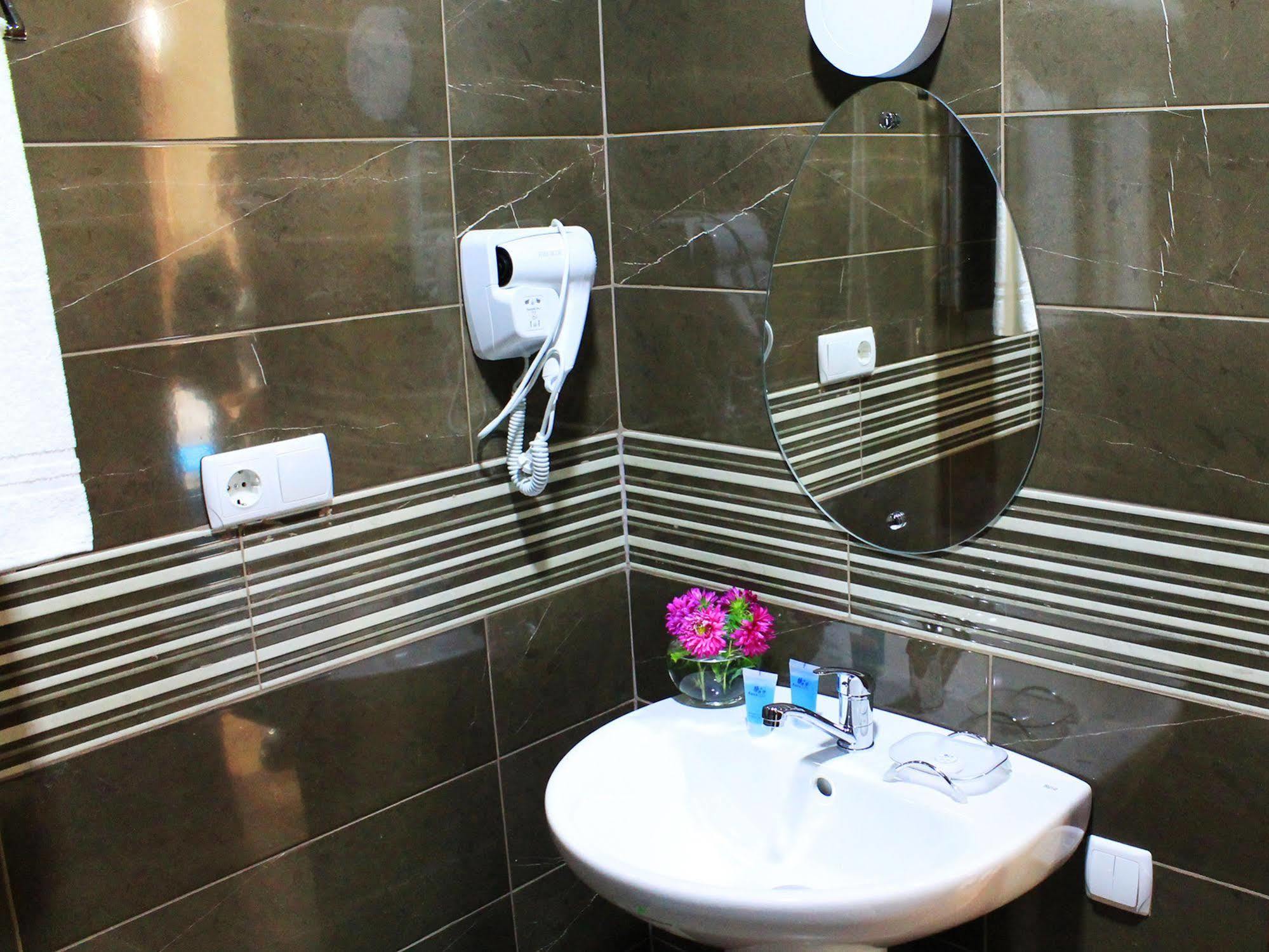 Rogalux Blue Hotell Tbilisi Exteriör bild