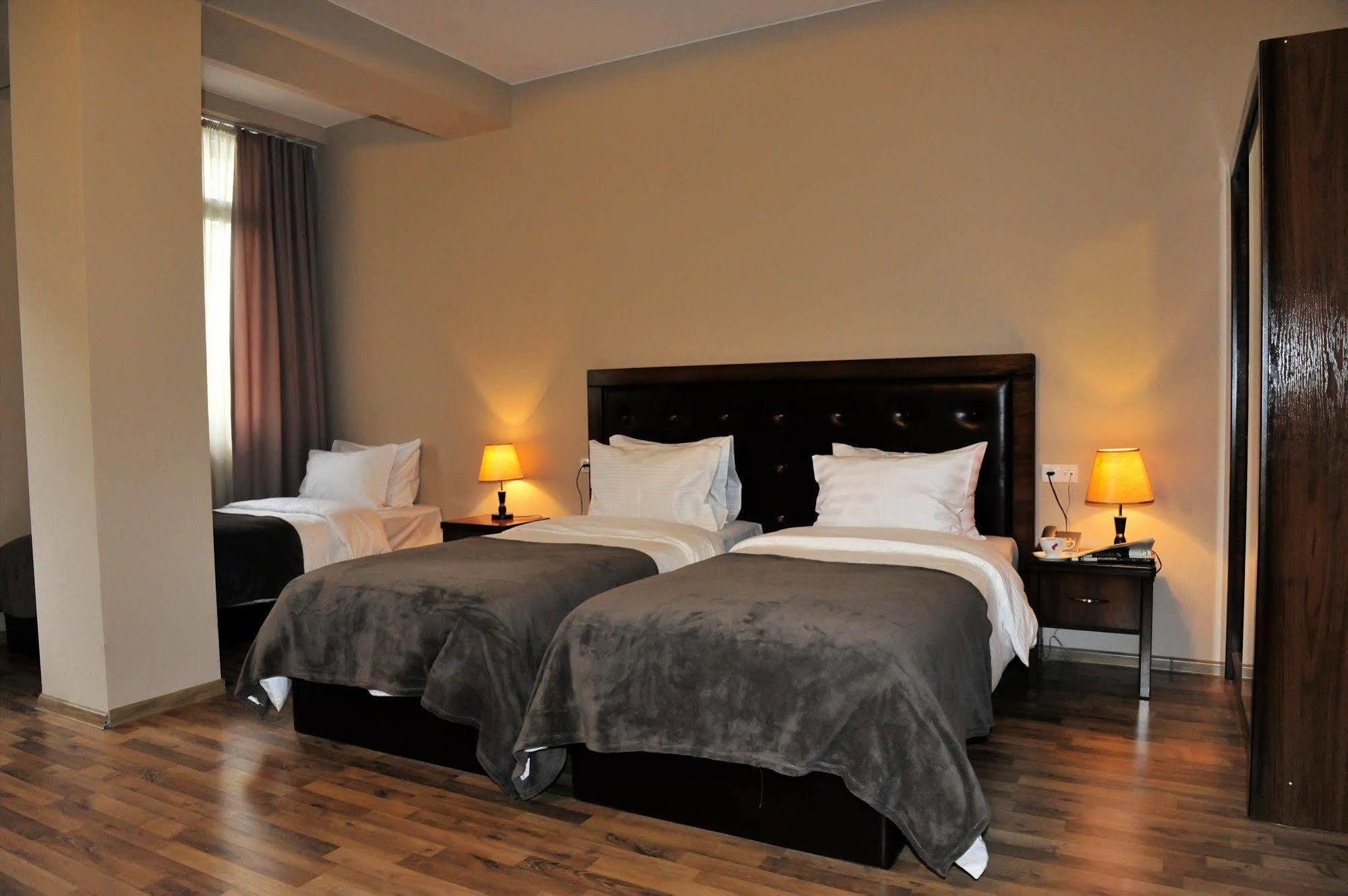 Rogalux Blue Hotell Tbilisi Exteriör bild